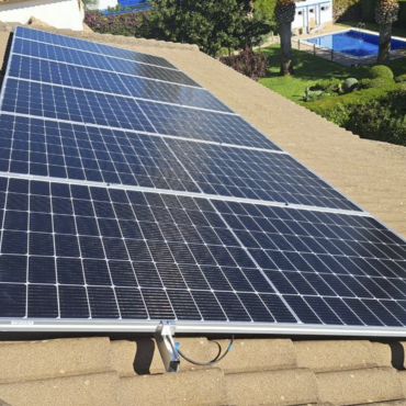 Instalación de placas solares y baterías en casa unifamiliar
